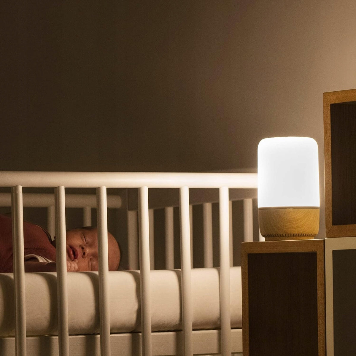 MAXI-COSI Soothe éjjeli LED lámpa hangszóróval Connected Home alkalmazással
