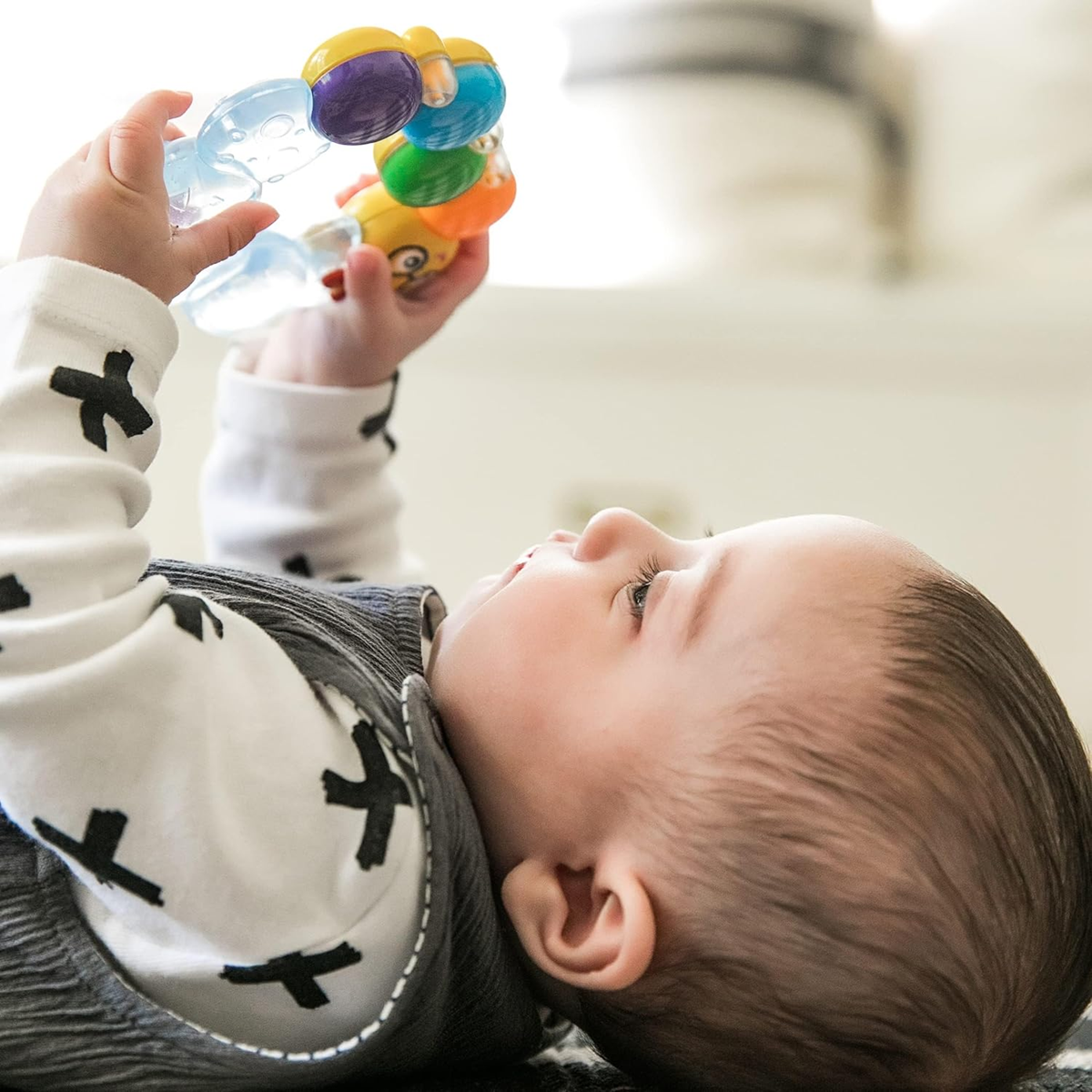 BABY EINSTEIN mordedor refrigerante y masajeador con sonajero ORUGA 3 m+