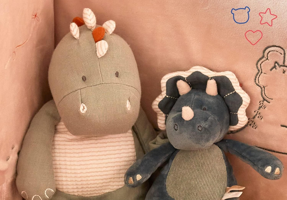 Jucărie de pluș NOUKIE'S cu cutie muzicală „Cântec de leagăn de Brahms” TRICERATOPS 20 cm