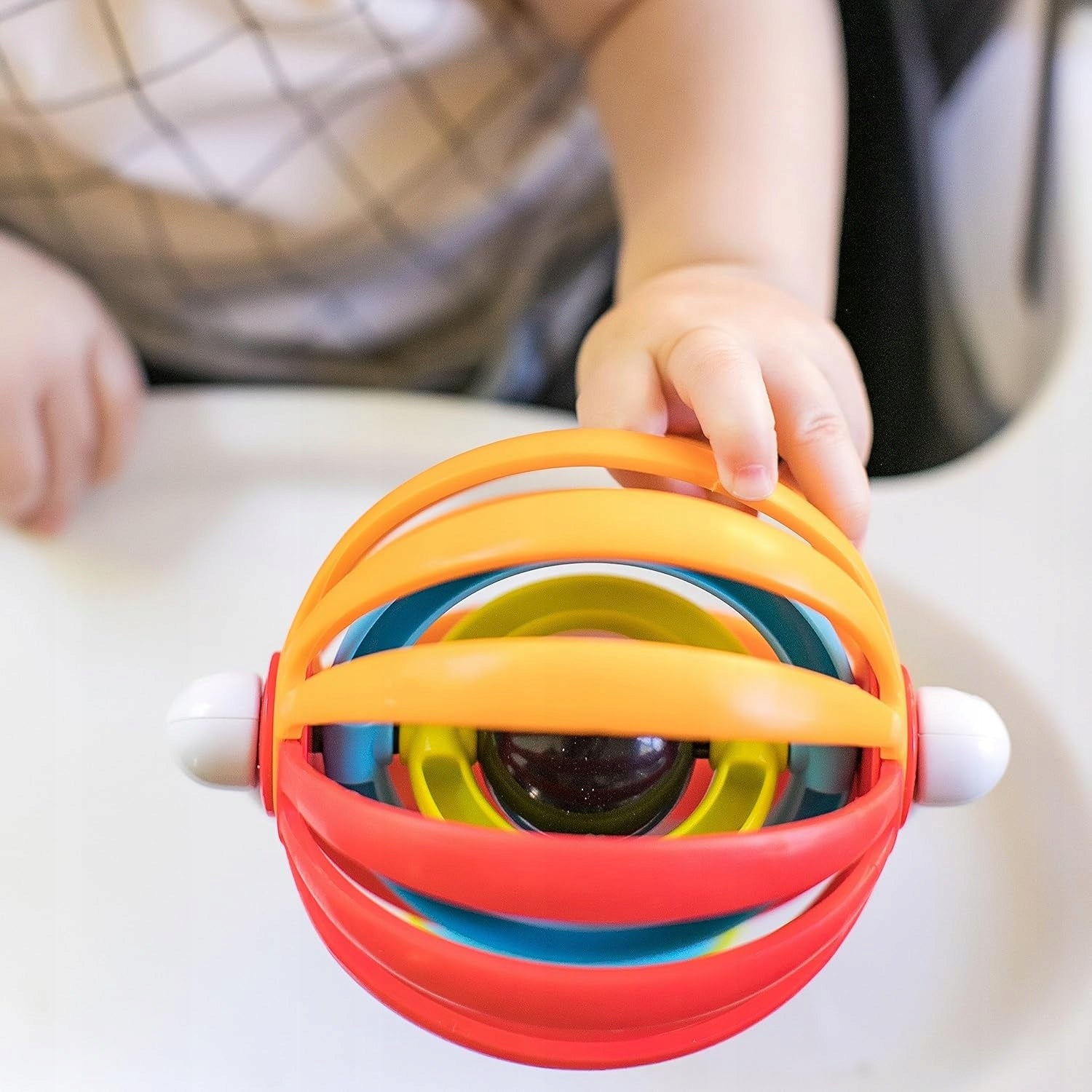 BABY EINSTEIN Sticky Spinner zabawka z grzechotką i przyssawką 3 m+