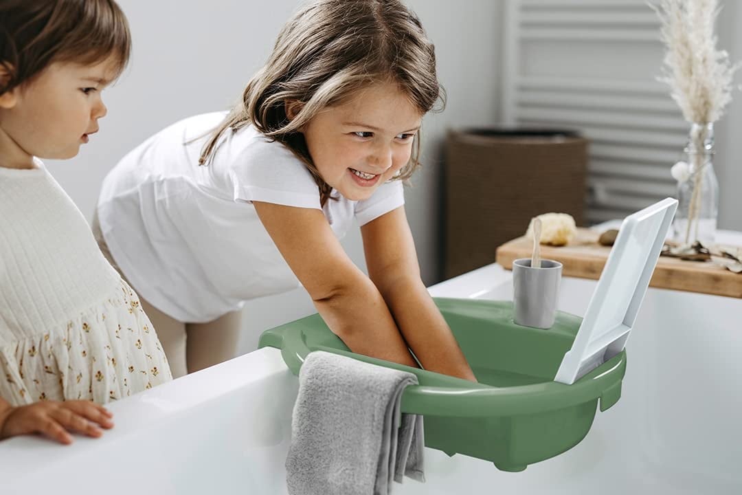 Zdjęcie poglądowe Rotho Kiddy Wash – dzieci przy zielonej umywalce na wannie