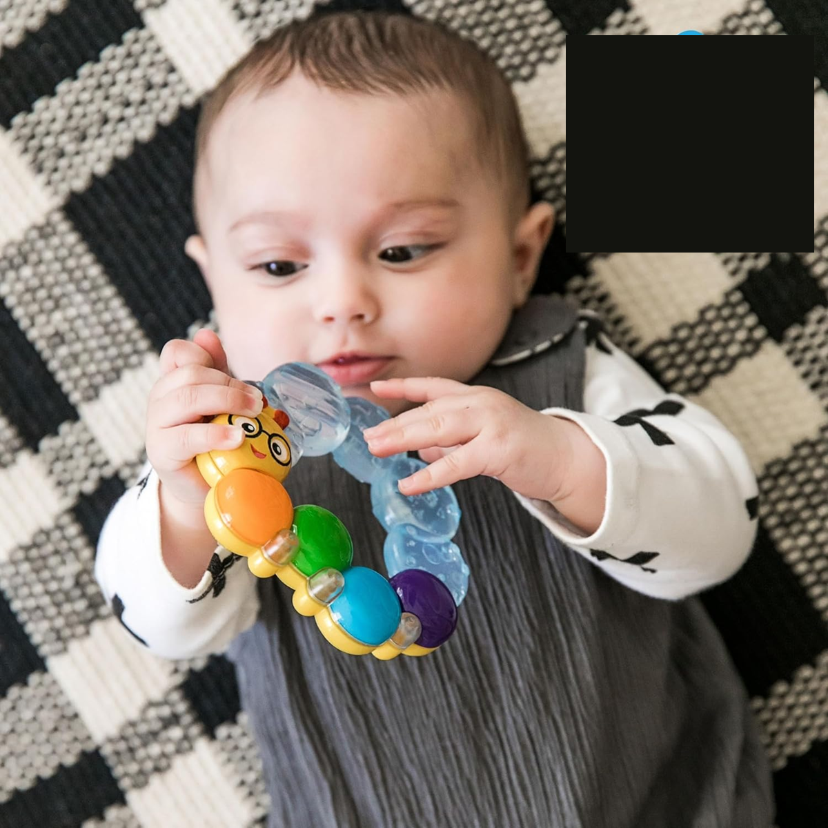 BABY EINSTEIN mordedor refrigerante y masajeador con sonajero ORUGA 3 m+