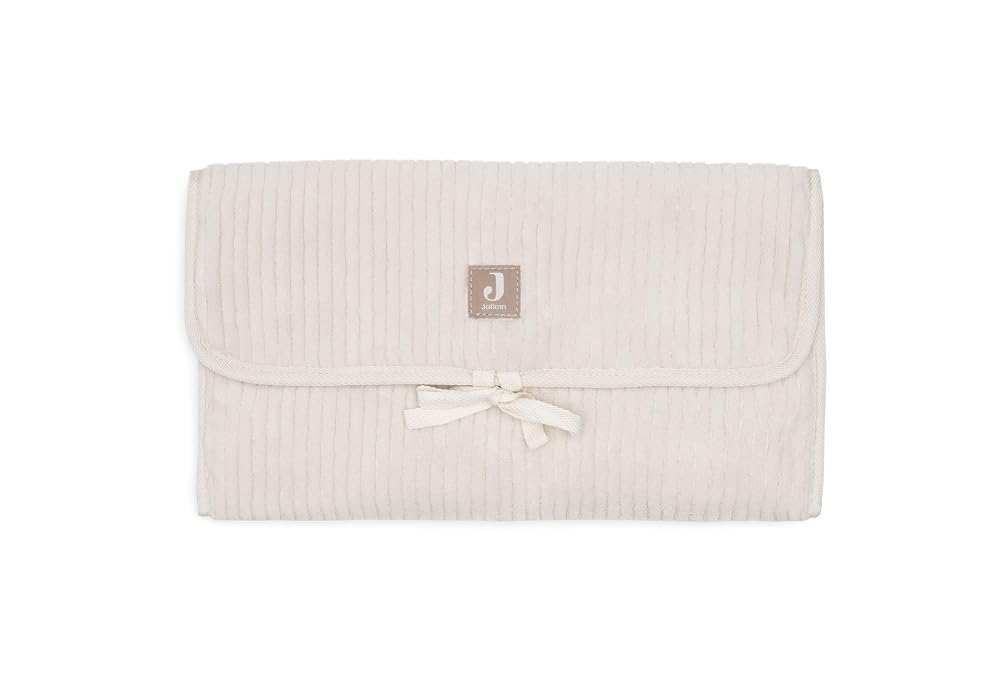 Złożona jasnobeżowa mata Jollein Cloudy Rib z prążkowaną powierzchnią, troczkami i metką.