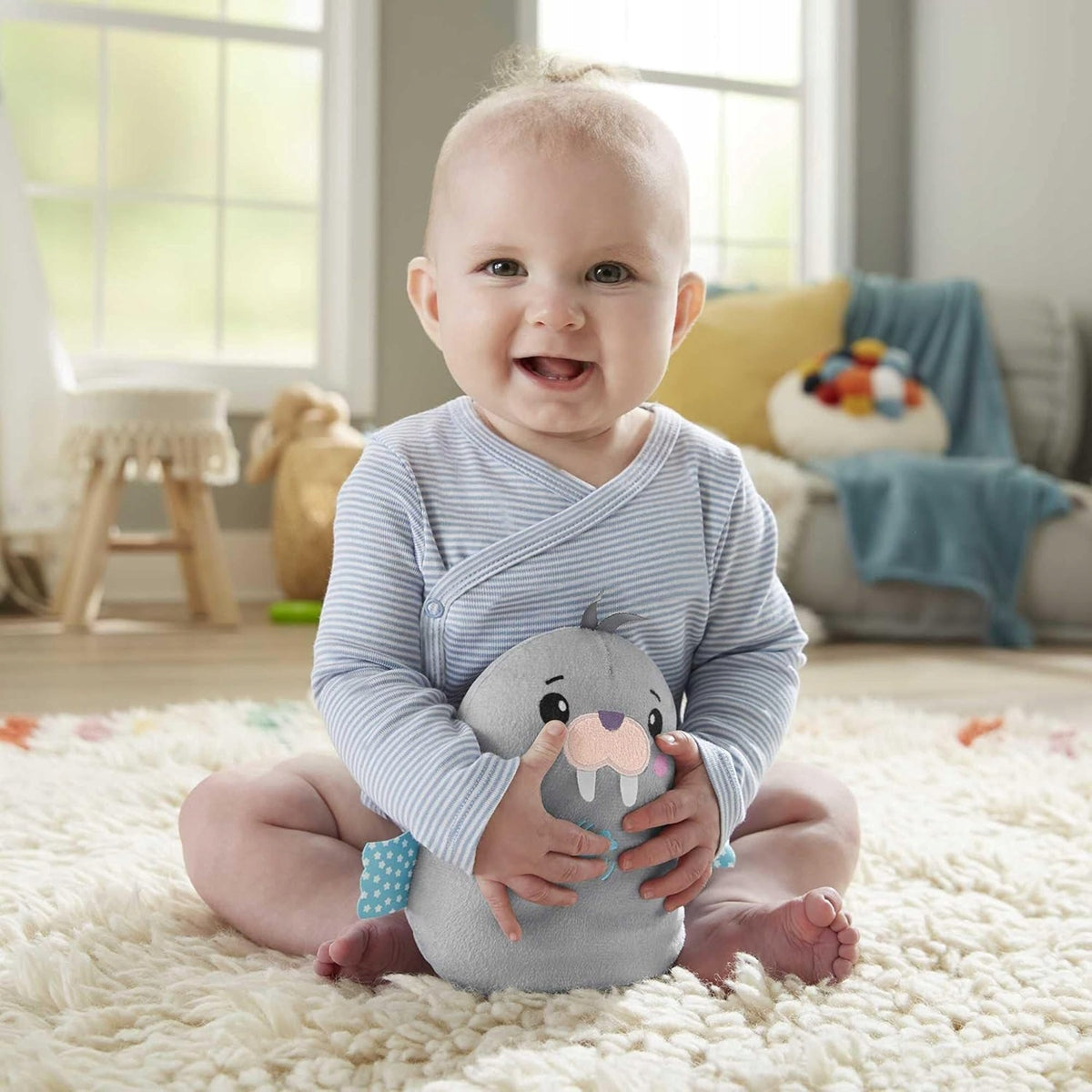 FISHER-PRICE Chill Vibes Robbe Plüschtier mit Melodien und Vibrationen 17 cm