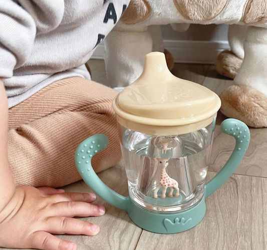 VULLI Sophie la Girafe hrníček s náustkem 180 ml 6 m+