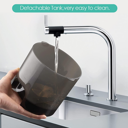 Grafika przedstawiaj�ca p�ukanie ciemnego zbiornika Bellababy Instant Warmer pod kranem.
