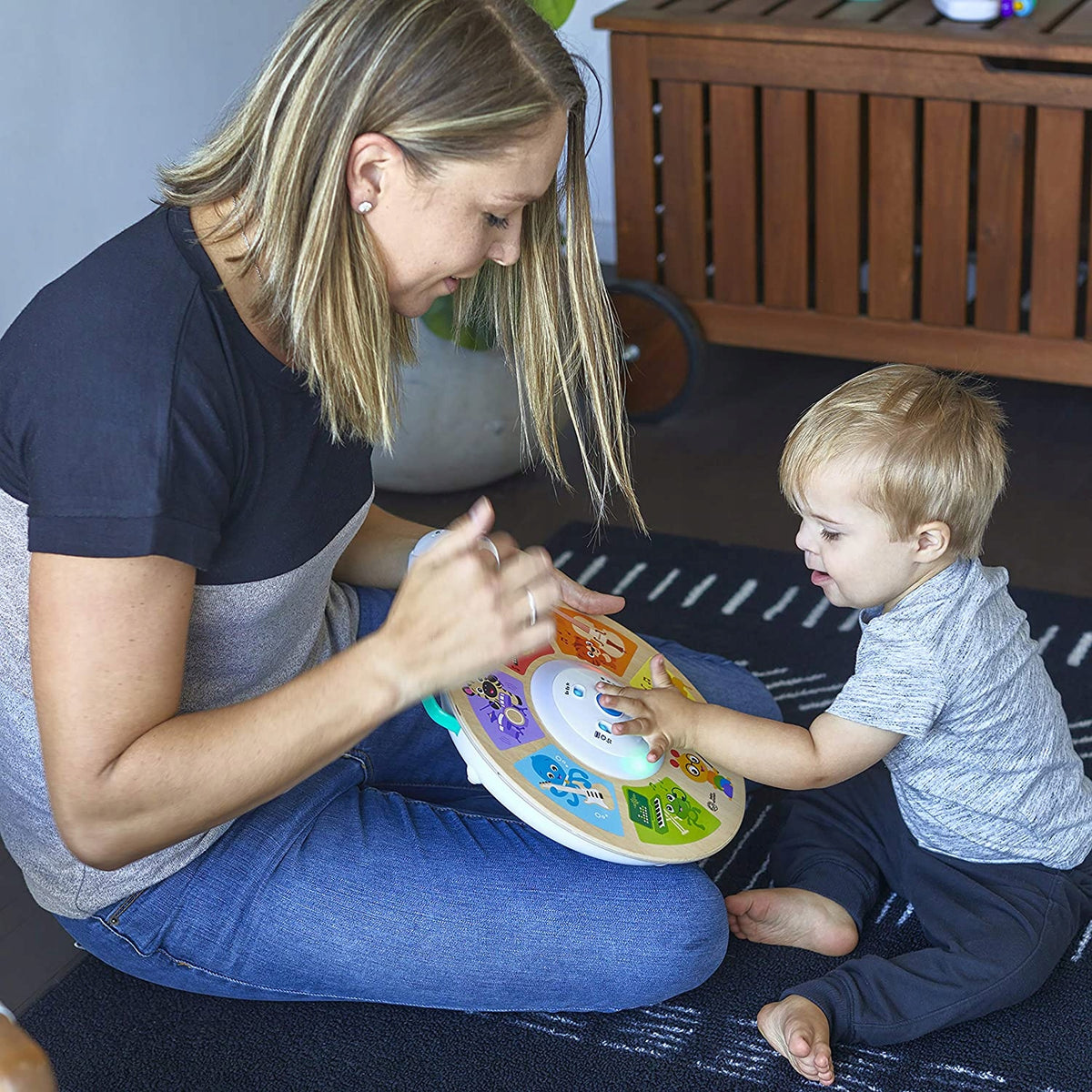 HAPE Magic Touch drewniana symfonia dotykowa, interaktywna zabawka muzyczna dla dzieci 6 m+, mama i dziecko bawią się razem