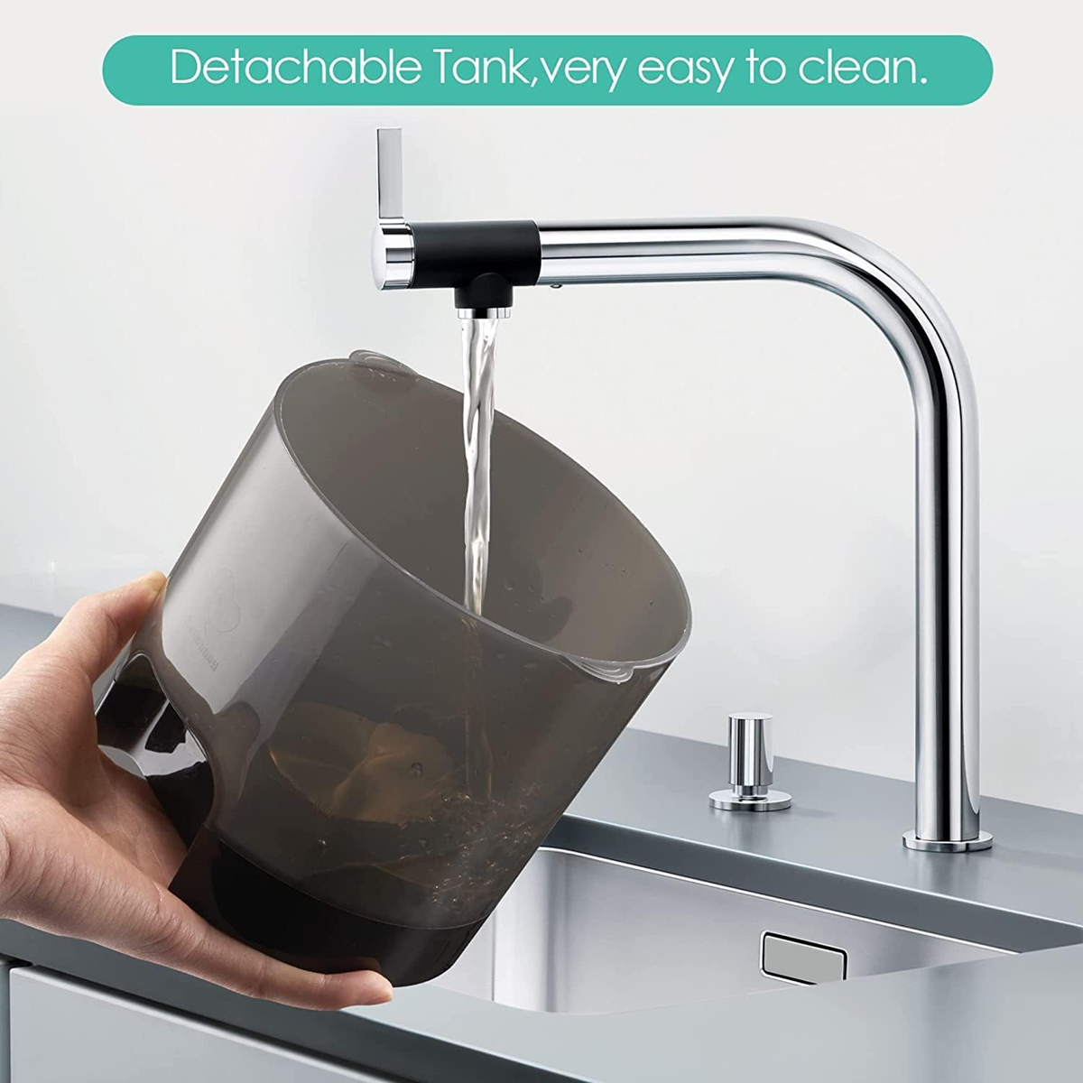 Grafika przedstawiaj�ca p�ukanie ciemnego zbiornika Bellababy Instant Warmer pod kranem.