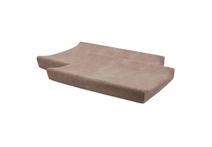 Brązowy pokrowiec Jollein Milky Coffee na profilowanej macie do przewijania.