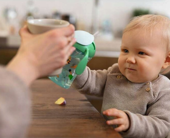 NUK Motion Cup NIEKAPEK z elastyczną słomką 8 m+