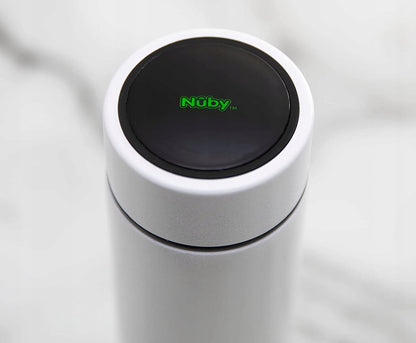 Zbliżenie czarnej pokrywki Nuby RapidCool z zielonym oznaczeniem.