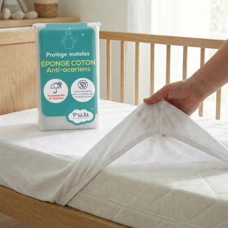 Zdjęcie poglądowe zakładania ochraniacza Ptit Lit Éponge na materac