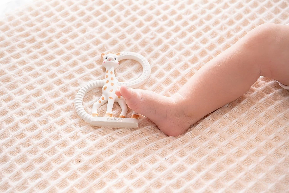 ŻYRAFA SOPHIE gryzak naturalny SO PURE 18CM dla niemowląt, lekki gryzak z kauczuku z pierścieniami do gryzienia
