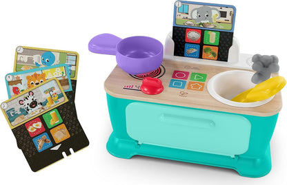 Kuchnia Baby Einstein Hape z turkusową podstawą, fioletowym garnkiem, żółtą łyżką i kartami obrazkowymi.