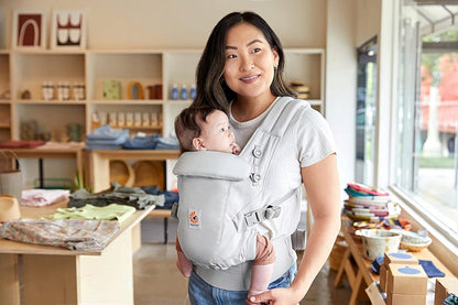 ERGOBABY ADAPT SoftTouch Cotton nosidełko ergonomiczne 3,2-20kg, szare, z dzieckiem w domu