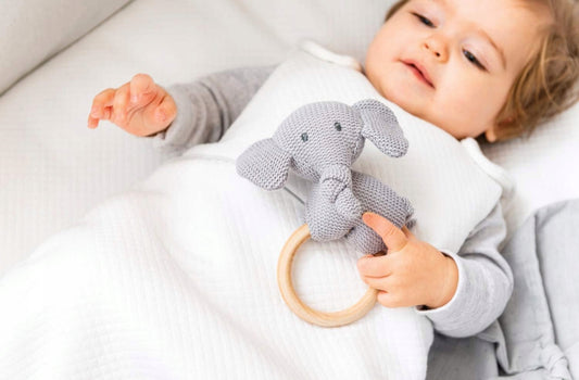 NATTOU bawełniano-drewniany chwytak gryzak z grzechotką SŁOŃ TEMBO 15 cm – zdjęcie produktu 2