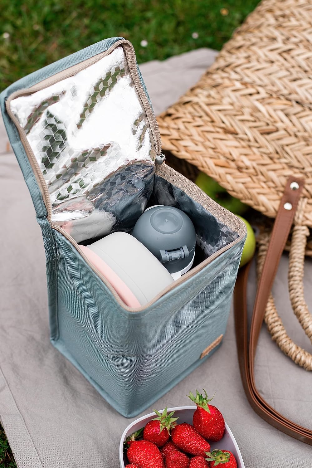 Béaba Insulated Lunch Pouch – otwarta torba z akcesoriami