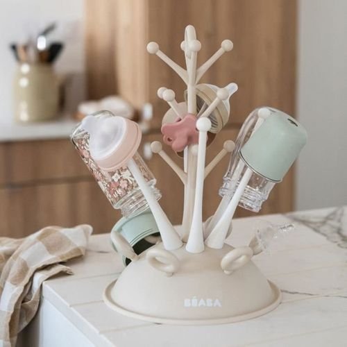 Suszarka BÉABA Tree Argile z butelkami na blacie kuchennym