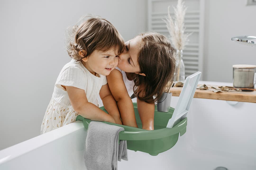 Zdjęcie poglądowe Rotho Kiddy Wash – zielona umywalka zamocowana na brzegu wanny