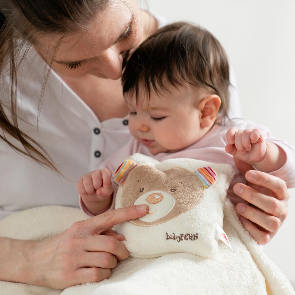 Fehn Rainbow Teddy třešňový peckový termofor 16 cm