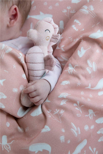 Zdjęcie poglądowe Little Dutch Ocean Pink LD4821 – niemowlę trzymające grzechotkę