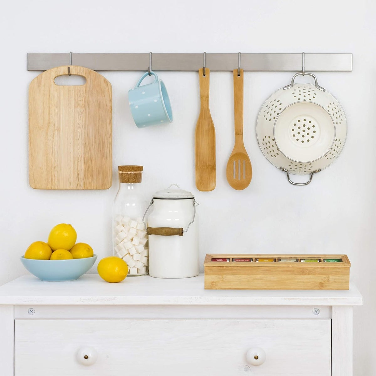 Podłużne pudełko Relaxdays na herbatę na białym blacie kuchennym, obok dzbanek i akcesoria kuchenne.