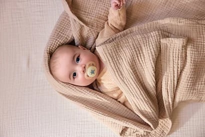 Philips Avent Ultra Start Night – niemowlę ze smoczkiem w otulaczu