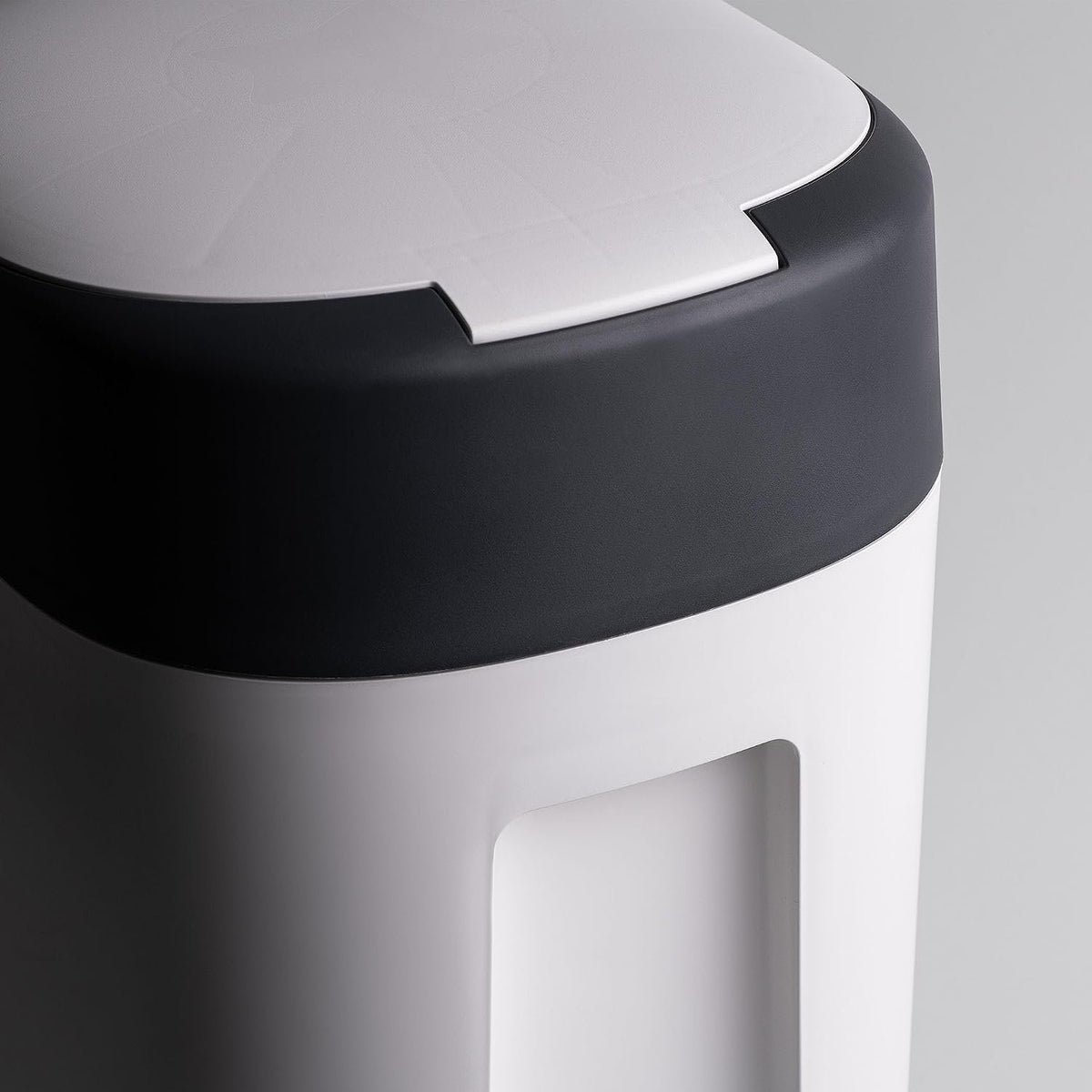 Pokrywa i górna część białego kosza Tommee Tippee Twist & Click