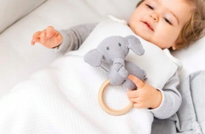 NATTOU bawełniano-drewniany chwytak gryzak z grzechotką SŁOŃ TEMBO 15 cm "O
