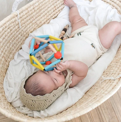 BLUE RIBBON drewniany chwytak grzechotka 13 cm "N